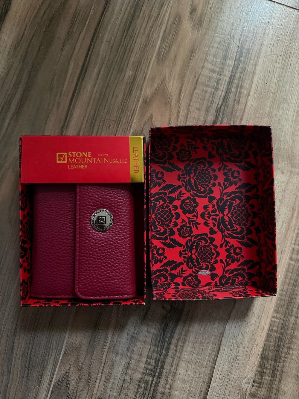NWT Stone Mountain Red and Black Decorative Leather Wallet with Box